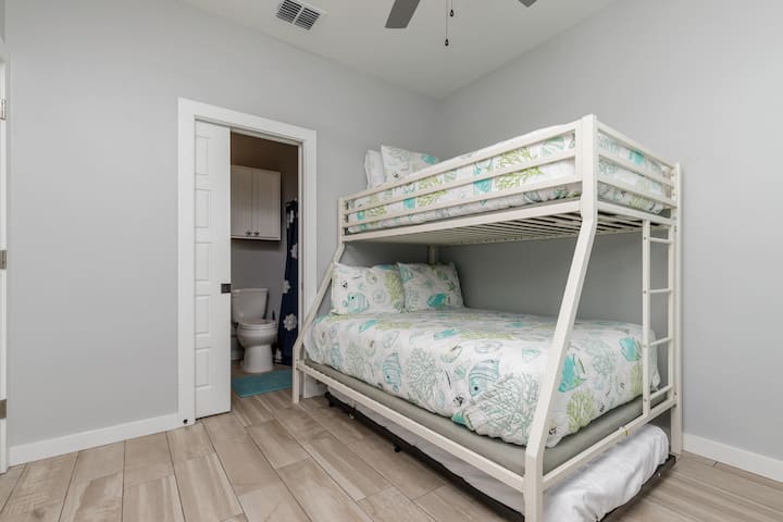 Chumba cha kulala namba 2 chenye Vitanda viwili vilivyopangwa juu ya kitanda cha Malkia