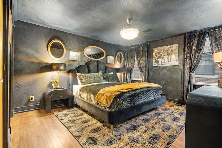 Træk dig tilbage til dette glamourøse soveværelse med kingsize-dobbeltseng på øverste etage med stemningsfulde art deco-vægge, guldaccenter og luksuriøst sengetøj – et uforglemmeligt ophold i Midtown Kansas City, hvor du kan gå rundt.