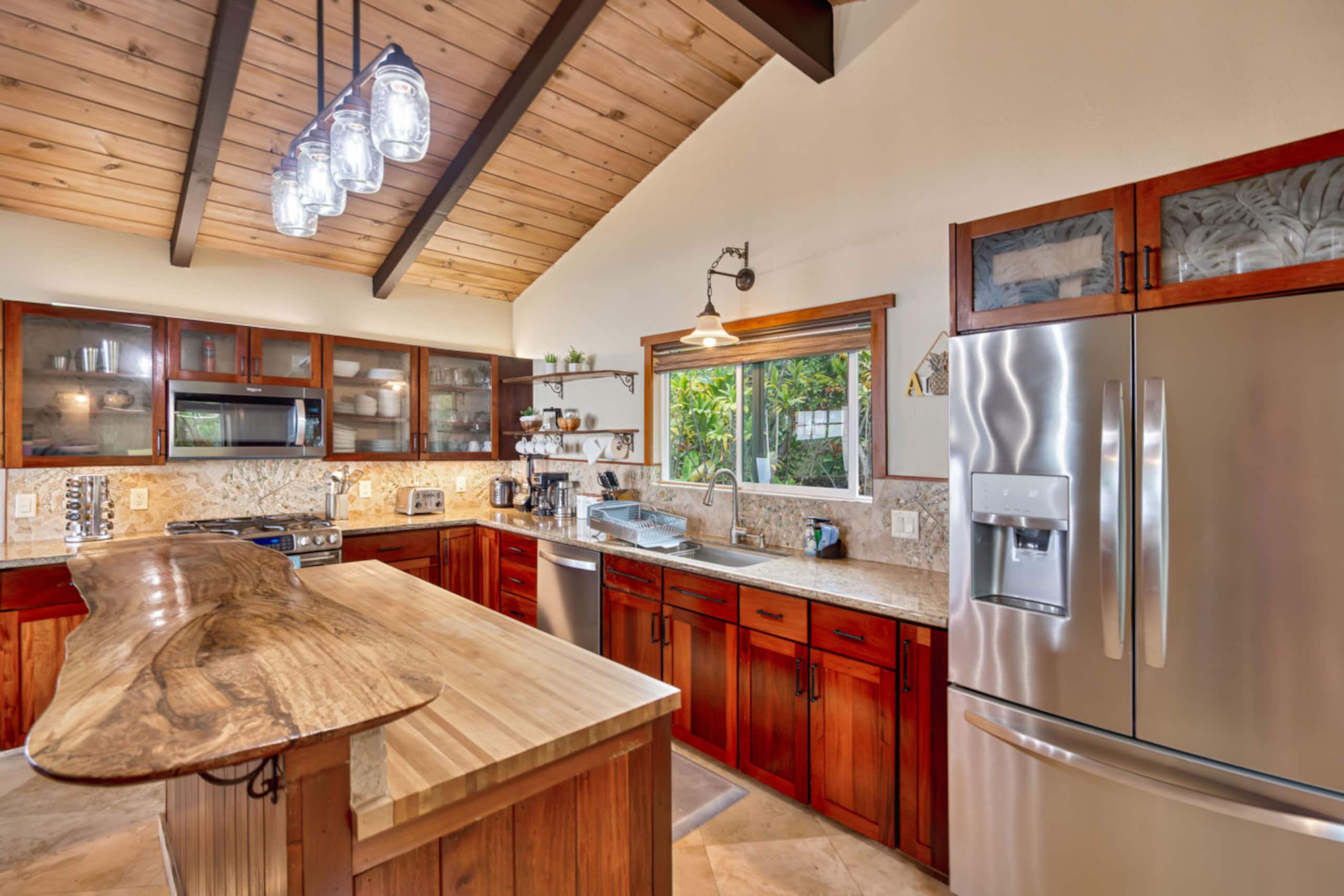 Home in Holualoa · ★4.9 · 4 bedrooms · 6 beds · 3.5 shared baths - Image 7
