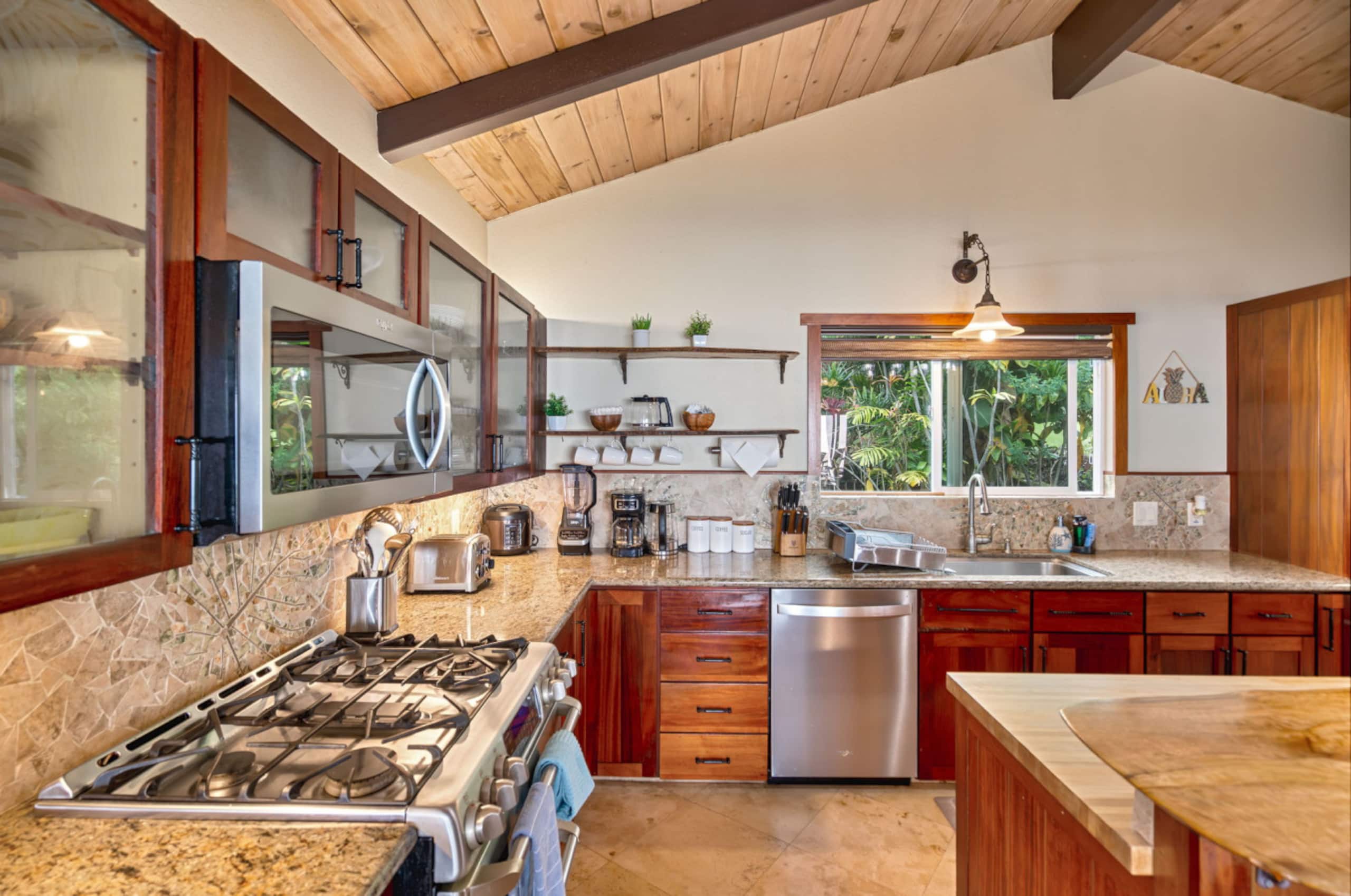 Home in Holualoa · ★4.9 · 4 bedrooms · 6 beds · 3.5 shared baths - Image 6