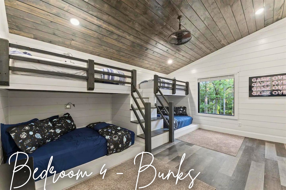 Divertida y espaciosa, esta habitación cuenta con cuatro literas, perfectas para huéspedes jóvenes o aventuras familiares.