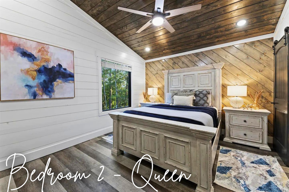 Una amplia vista desde el dormitorio queen, que muestra su elegante decoración y entrada a una acogedora sala de estar.