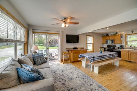 Cottage in Edinboro: Walk to Pat Crawford Beach!