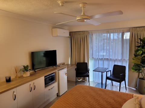 Successful Airbnb property: Stylish Studio Unit, Opp Beach, Wi-Fi, Ensuite in Surfers Paradise