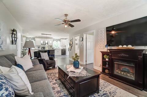 Cozy Retreat on the Bike Path with Full Kitchen