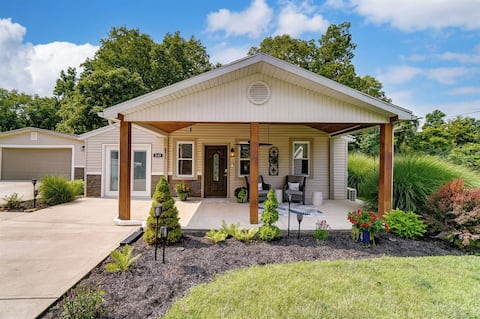 Cozy Retreat on the Bike Path with Full Kitchen