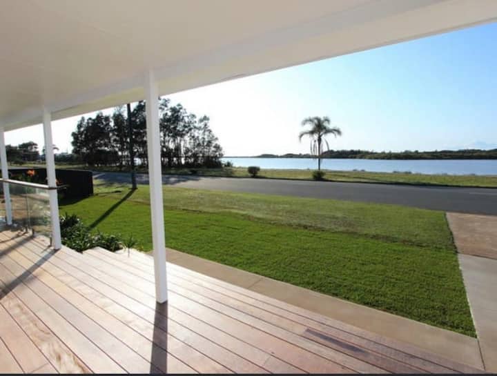 Blue Lagoon Hamptons Style Holiday Home facing the