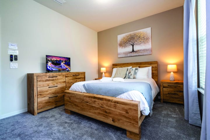 Chambre au premier étage - Lit queen size - Salle de bain située juste à l'extérieur de la chambre sur la gauche.