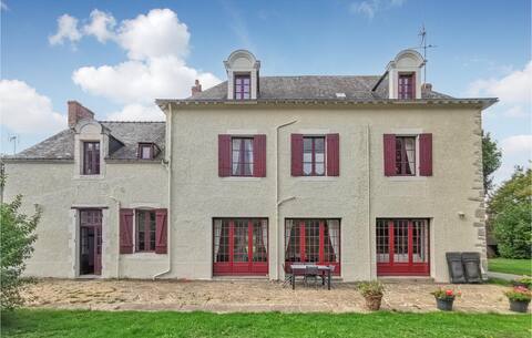 Beautiful home in Guerande with WiFi