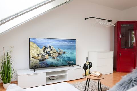 Remark Studios: Modern Apartment for 6