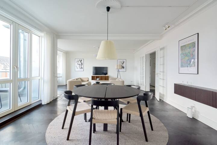 Beautiful Apartment for 8 People w/Private Balcony gallery image 3