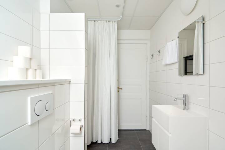 Beautiful Apartment for 8 People w/Private Balcony gallery image 5