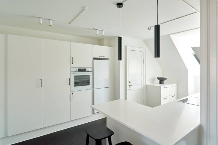 Beautiful Apartment for 8 People w/Private Balcony gallery image 4