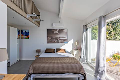 Fully equipped studio with sports equipment