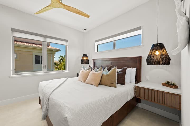 Makuuhuone 5 - King-size-vuode ja oma kylpyhuone