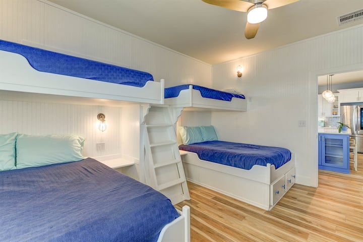 Modrá poschodová izba má vlastné vstavané manželské postele a horné lôžka