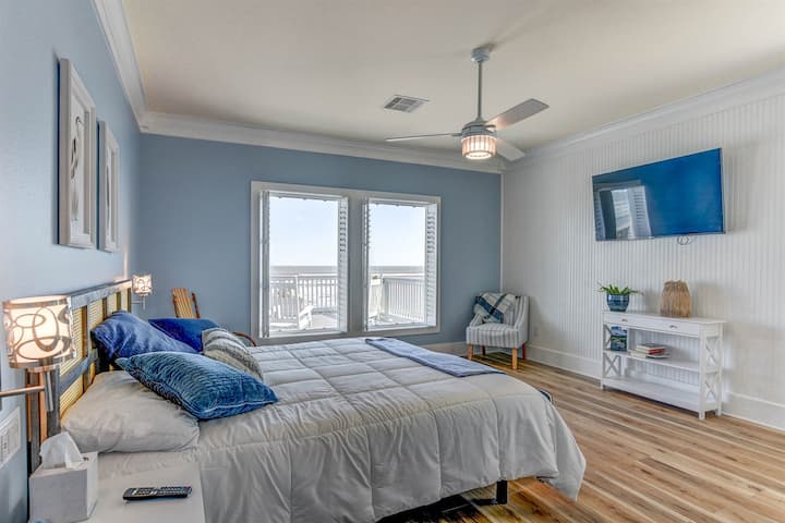 15'X17' primárna spálňa s manželskou posteľou King a inteligentným televízorom