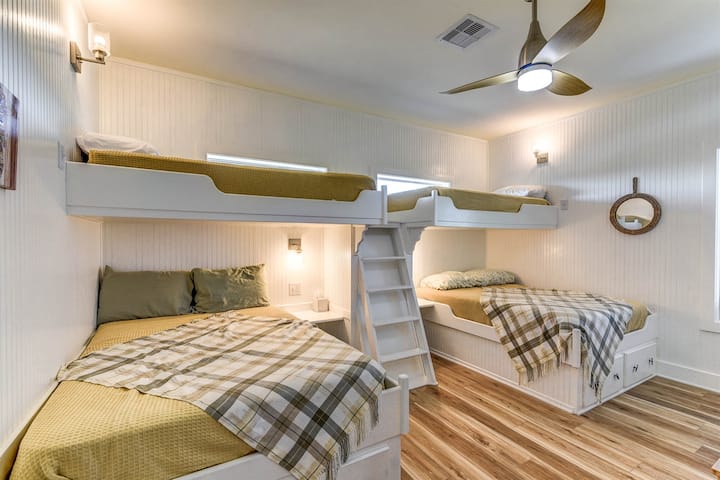 Izba Gold Bunk Room je vybavená vlastnými vstavanými manželskými posteľami a hornými lôžkami.