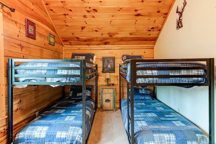 Deer Room for the kiddos with 4 beds. 