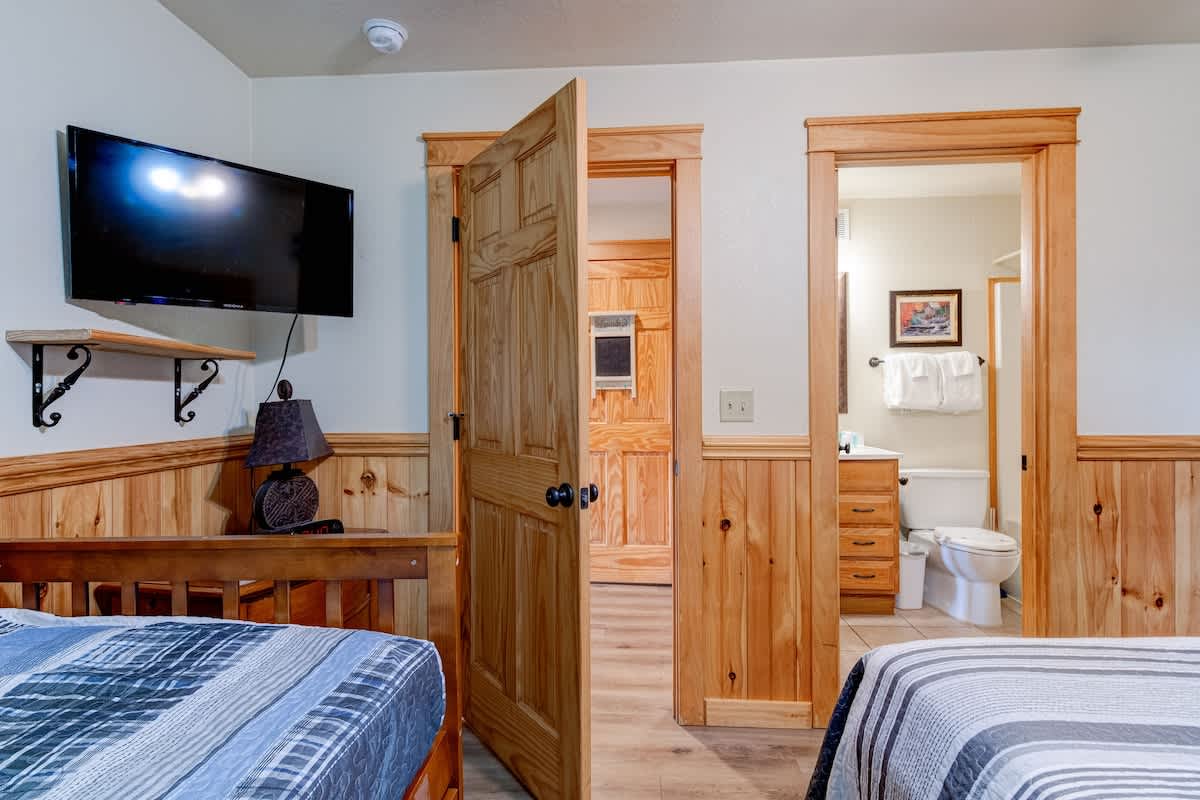 Chumba cha mbwa mwitu kilicho na mlango tofauti katika bafu la ghorofa ya chini. 