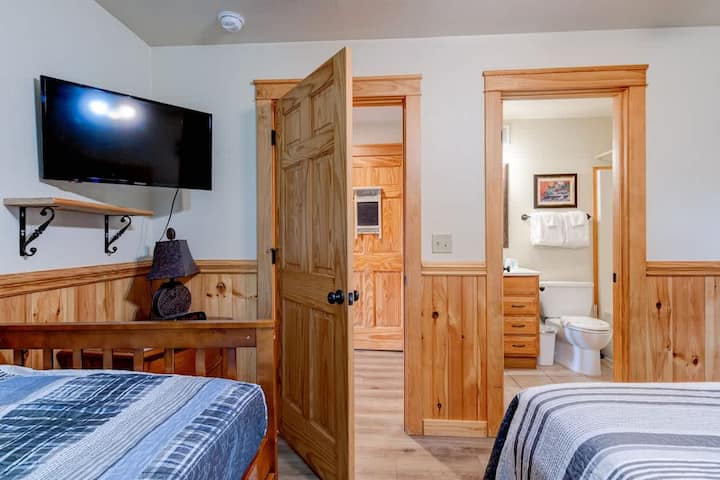 Wolf Room with seperate entrance in downstairs bathroom. 