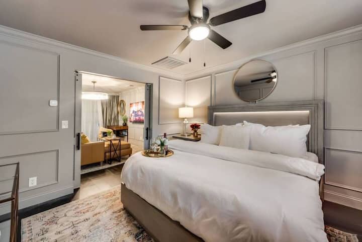 Просторна спалня с кралски размери с луксозно спално бельо от египетски памук, проектирано с изискан и съвременен стил.