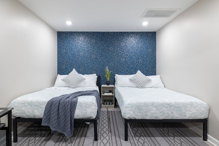 Dhomë gjumi në katin e poshtëm ( dy krevate me madhësi të plotë)