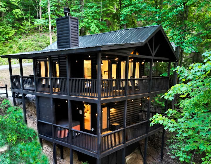 Secluded Modern RetreatHot TubWIFI Cabins for Rent in Pittman