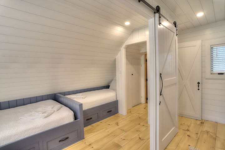 Dormitorio 3: dormitorio de nivel superior con cama doble y dos camas individuales.