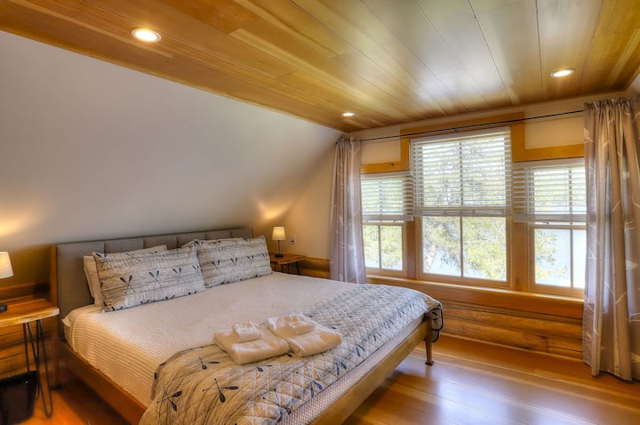 Dormitorio 1: dormitorio tamaño king con vistas al lago Rangeley