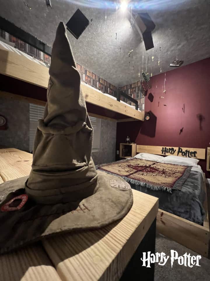 Rassemblez votre famille et embarquez pour une aventure envoûtante dans notre chambre sur le thème de Harry Potter. La décoration détaillée et l'atmosphère immersive captiveront les grands comme les grands. Que vous lanciez des sorts ou que vous profitiez simplement de l'ambiance magique,