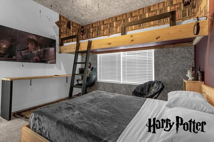 Amenez toute la famille à découvrir les merveilles du monde des sorciers ! Notre chambre sur le thème de Harry Potter est parfaite pour les fans de tous âges. C'est une escapade magique où les liens familiaux se renforcent grâce à l'émerveillement et à l'excitation partagés.