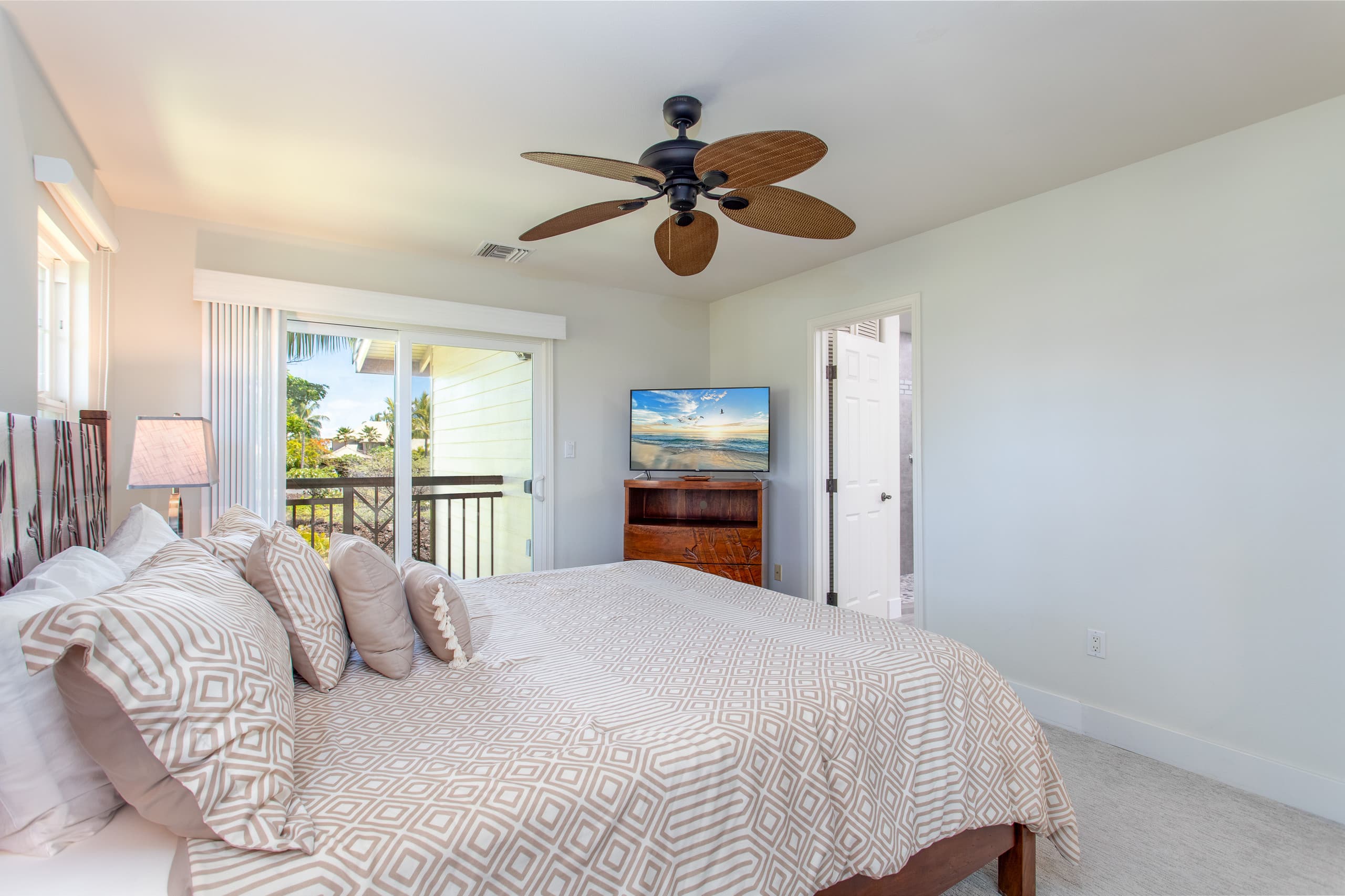 Private townhome close to gorgeous beaches - Photo 8