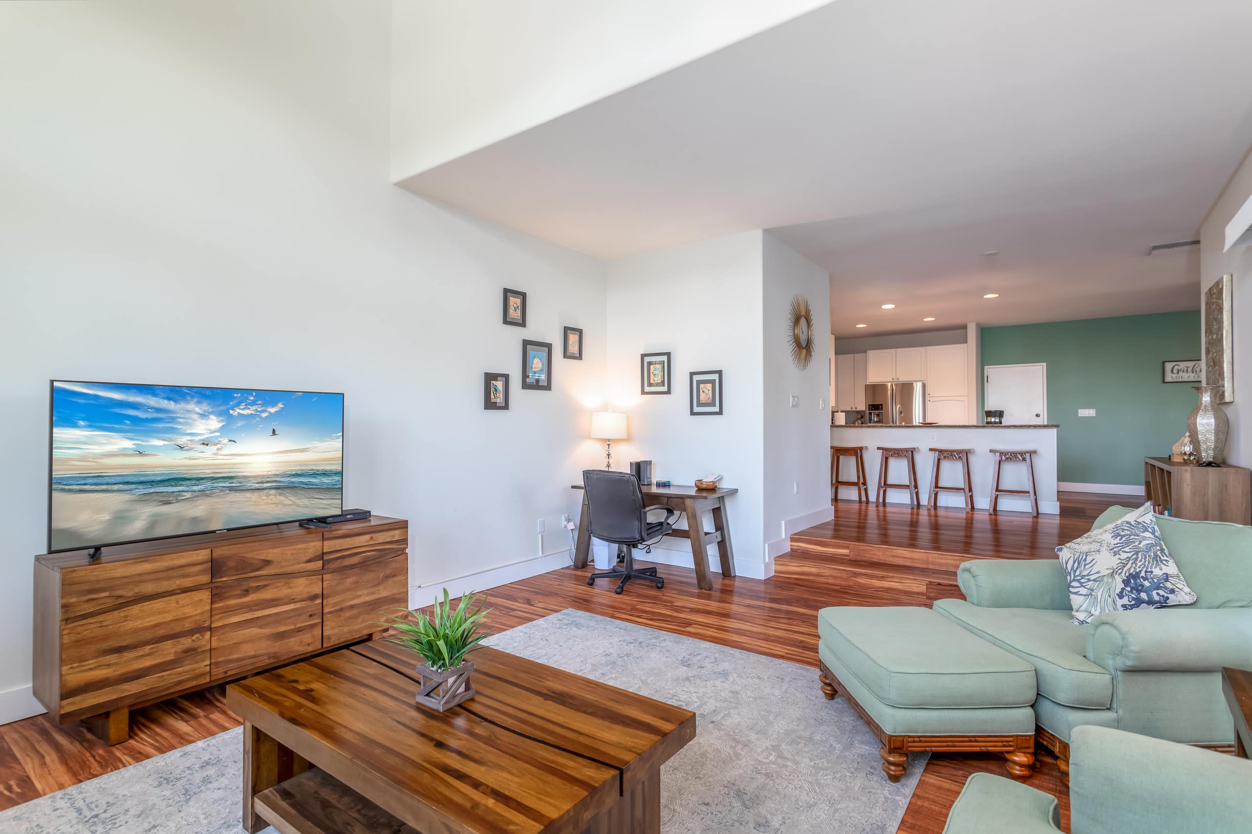 Private townhome close to gorgeous beaches - Photo 2