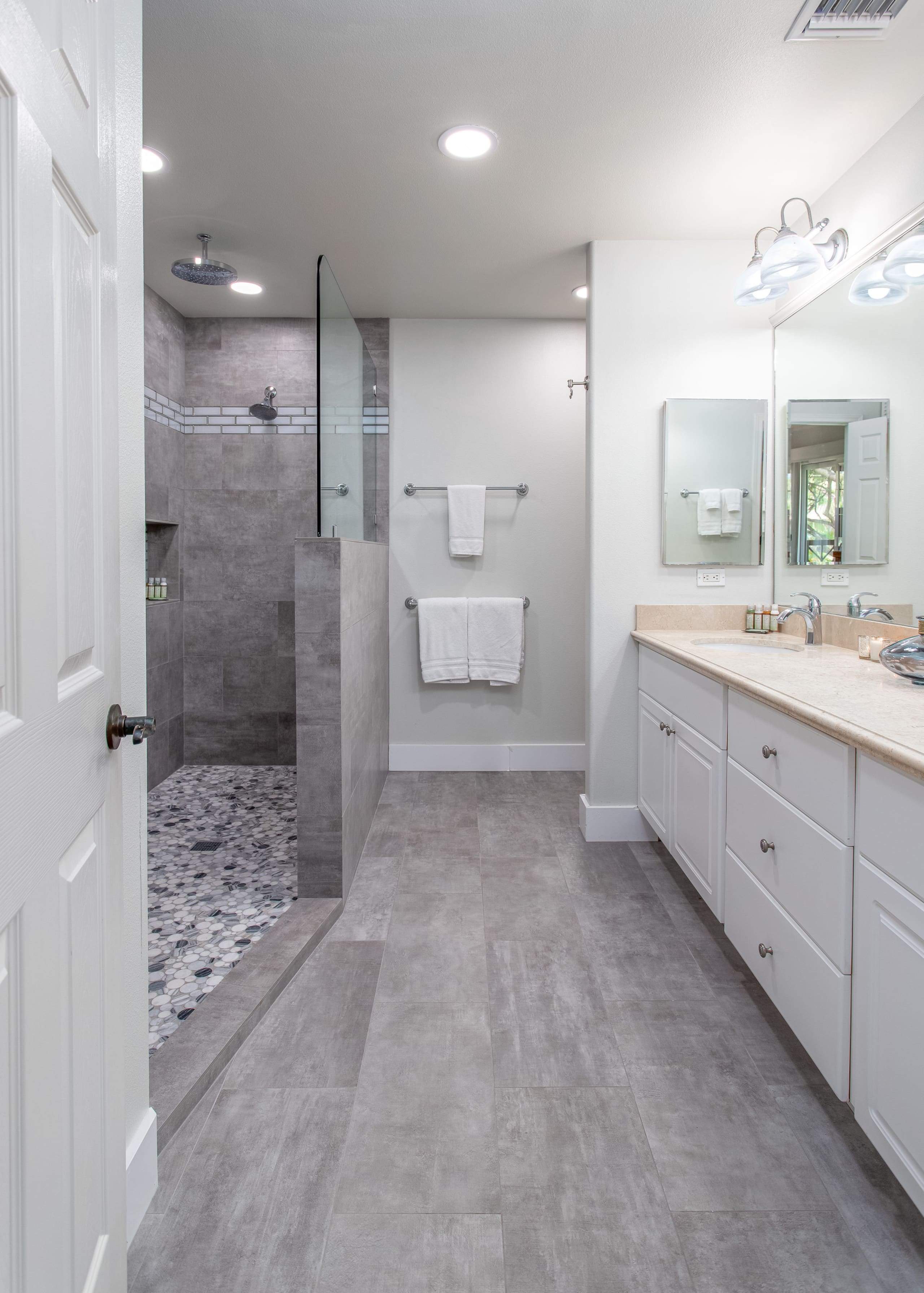 Private townhome close to gorgeous beaches - Photo 6