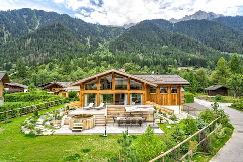 Serviced 6br Luxury Chalet with Hot Tub & Views