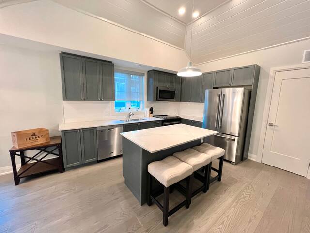 Legacy Cottages On Lake Rosseau managed Airbnb listing 2
