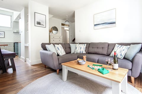 The Courtyard, Kingsand' small walk to the beach!