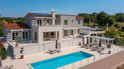 Luxury villa with swimming pool