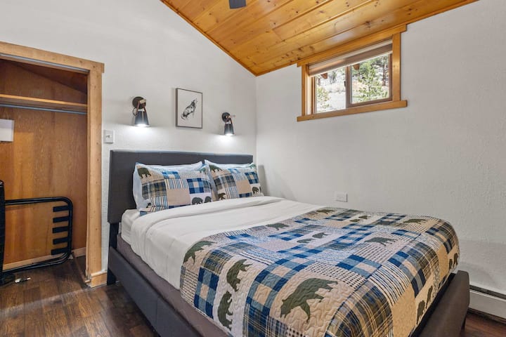 Втората спална соба има и мал плакар со полица за багаж. 