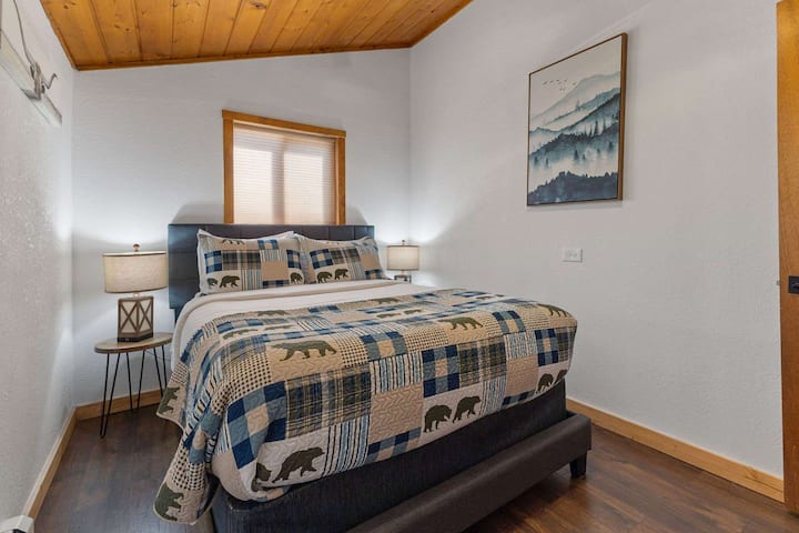 Двете спални соби имаат удобни брачни кревети. 