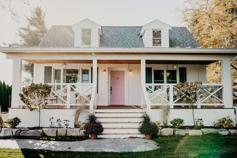 Pink Door Farmhouse NOTL | Hot Tub | Swing | BBQ