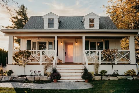 Pink Door Farmhouse NOTL | Hot Tub | Swing | BBQ