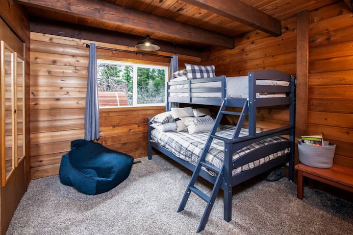 Habitación con literas con una cama individual en la parte superior y una cama de tamaño completo en la parte inferior, TV inteligente, juegos y mucho más. 