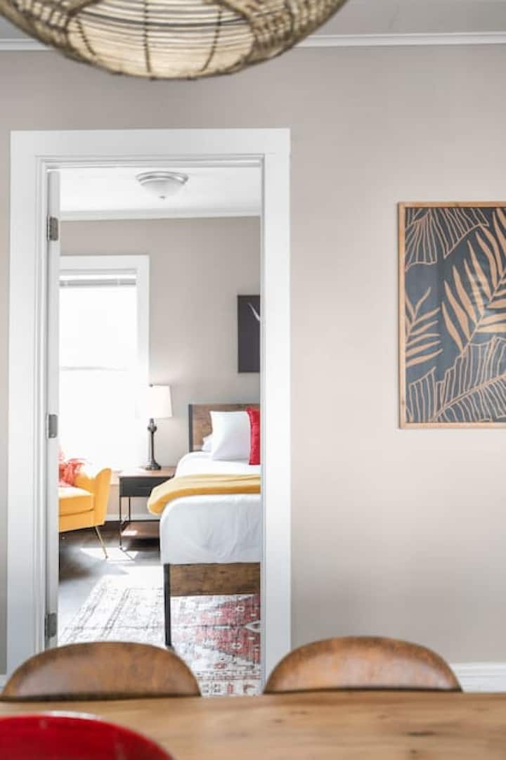 Изглед от трапезарията към родителската спалня.