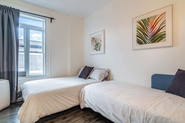 Спалната соба 2 има еден брачен и еден брачен/единечен кревет (широк 150-179 см).