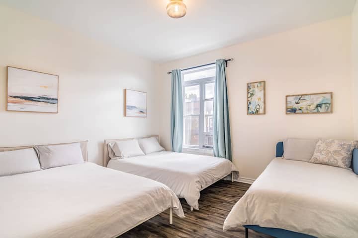 Спална соба 1 со два кревета со големина „queen“ и еден кревет за едно лице.