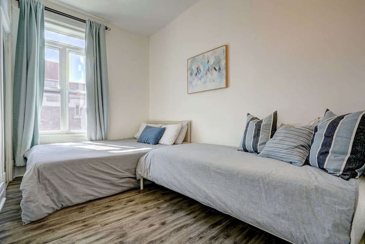 Спалната соба 3 има брачен кревет и единечен кревет.