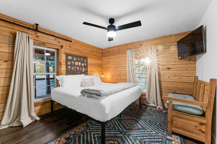 En el nivel principal de la cabaña, este dormitorio principal tamaño king tiene un baño privado y un vestidor. La televisión inteligente tiene Netflix y Youtube TV.
