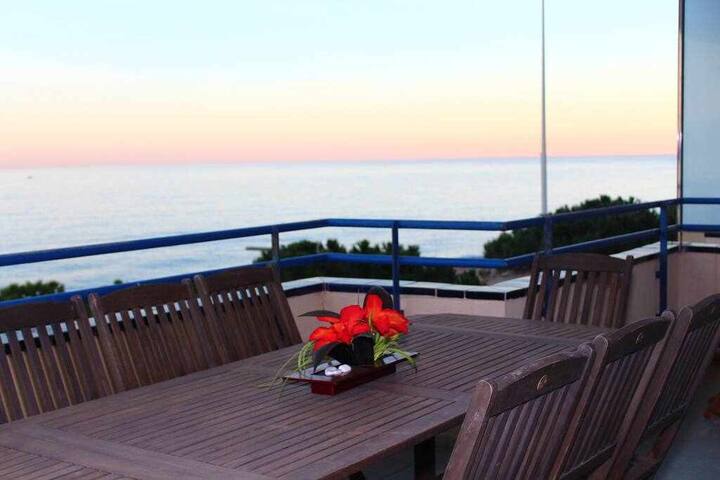 Spectacular view to the sea gallery image 4